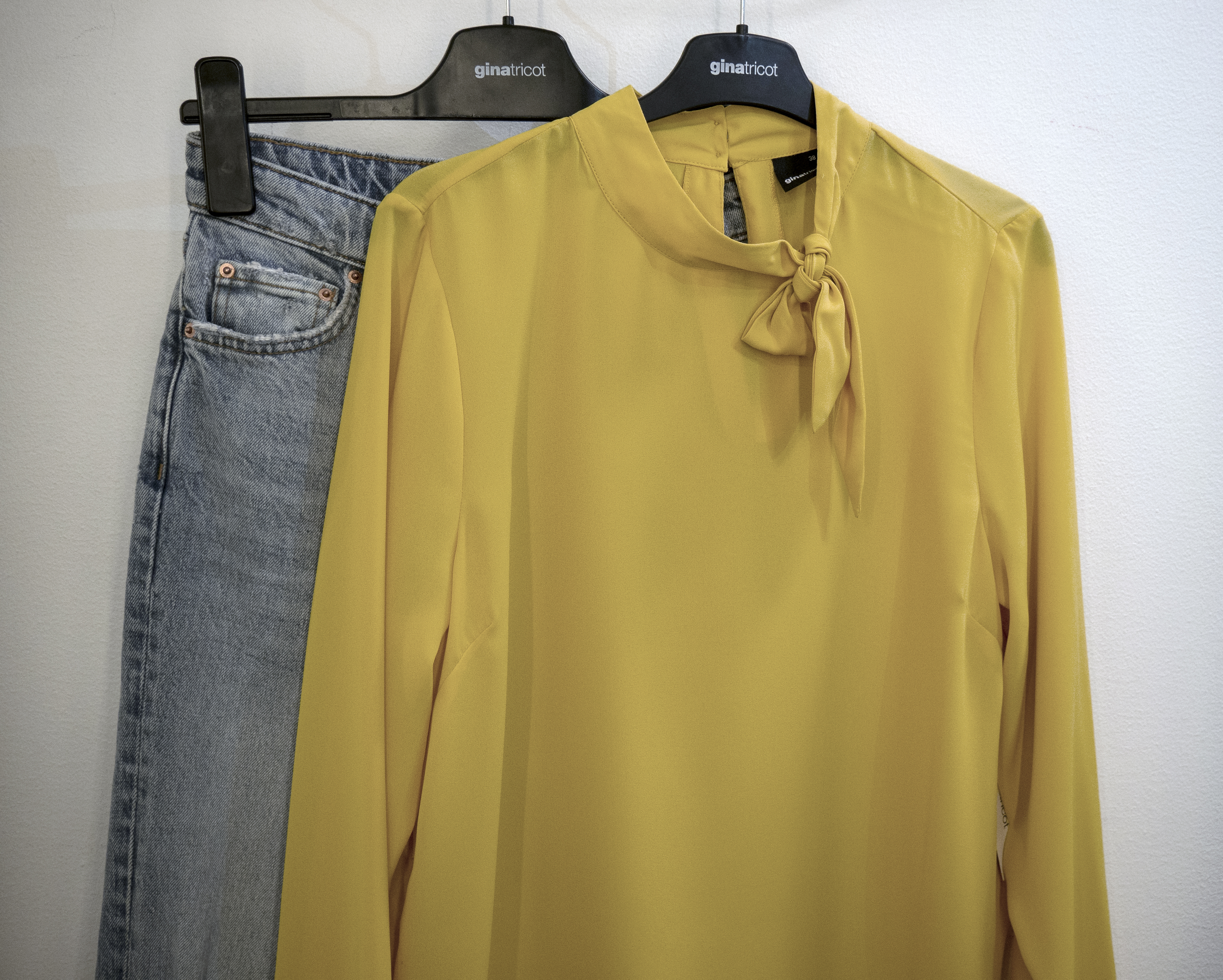 Gul topp och jeans Gina Tricot