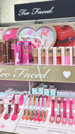 Nyhet hos Kicks 🩷 Too Faced 

Såhär beskriver de själva sitt varumärke - 
Too Faced är ett seriöst sminkmärke som vet hur man roar sig. Märket är inte testat på djur och förenar busighet med kvinnlig glamour - resultatet blir nyskapande och högpresterande produkter.

Kom in och prova märket Too Faced och deras lekfulla produkter med otroliga förpackningar 💄

Vi ses på Kicks i Kvarteret Igor ✨