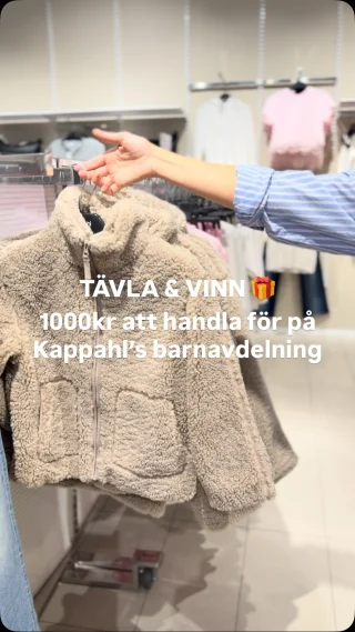 🎒✨ NY SÄSONG, NYA FAVORITER ✨🍂

Skolstarten närmar sig och vår roliga 🎈barnlördag🎈med den, det firar vi med en tävling tillsammans med @lifeatkappahlvasteras 🧡

Vinn 1000kr att shoppa för på barnavdelningen hos Kappahl på Kvarteret Igor och låt ditt barn kicka igång den nya säsongen med en ny favoritlook👕👖🎒

Så tävlar du:

1. Följ @kvarteretigor & @lifeatkappahlvasteras 
2. Gilla inlägget och tagga en tävlingssugen vän
3. Kommentera vilka emojis som bäst symboliserar din höst 🍄‍🟫🍂

Lycka till! 🧡

Tävlingen pågår t.o.m. 23/8 Vinnaren kontaktas via DM, priset hämtas ut i Kappahls butik i Kvarteret Igor. Tävlingen är inte sponsrad, administrerad eller associerad med Instagram.
