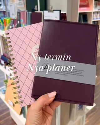 Ny säsong, ny energi, ny ordning? 🍂
5 nyheter i butik som gör höststarten lite enklare 🌞

📚Anteckningsböcker i höstens färg Burgundy från Akademibokhandeln

Den enda laptopväskan i det enda mönstret just nu.
Kroko laptopcase från Åhléns - finns även i brunt 👩🏼‍💻

Kaffe on the to med presslock för dig som tar ditt pressade kaffe på största allvar ☕️ För oss vanliga dödliga otroligt snygg mugg i en av höstens kulörer 🤎

Finns hos Cervera

Pilates era loading… 🧘🏼‍♀️✨
Finns på Clas Ohlson

Då är det dags för foodprepp igen, matchande matlådor i alla storlekar hittar du hos Åhléns 🍽️