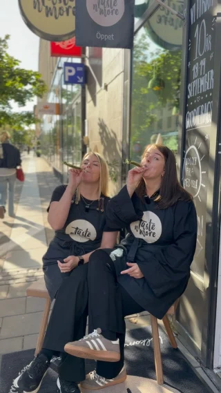 10 år av Taste N More i Kvarteret Igor – och det ska firas ordentligt! 🥳✨

Festliga goodiebags fyllda med personalens favoritprodukter, toppade med lyxiga överraskningar från lokala aktörer i city – till våra 250 första kunder! 🎁🍾

Massage, mysiga middagar eller hotellövernattning är bara några av överraskningarna som väntar… 👀✨

Så häng på låset – på fredag startar firandet hos @tastenmore! 💫 Följ oss på Kvarteret Igor för mer spännande nyheter under hösten 🍁

#kvarteretigor #västeråsbästacityshopping #västeråscity