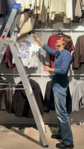 👖✨ ÄNTLIGEN ÄR DET DAGS!

På fredag, 25 september, öppnar Jeansbolaget hos oss! 🥳

Och självklart firar vi med riktigt fina öppningserbjudanden:

🎁 50 första kunderna får en GOODIEBAG
🤎 25 % rabatt på hela sortimentet hela helgen! 
👖 25 första jeanskunderna får värdecheckar värda 500 kr
✨ 200 första kunderna får en värdecheck på 200 kr

Kom förbi, spana in Jeansbolaget och fira öppningen med oss – vi ses på fredag! 👖✨

#kvarteretigor #västeråsbästacityshopping #västeråscity