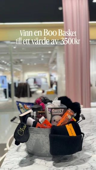 Trick or treat? Vi säger treat! 🍬
🎃🖤 VINN EN BOO BASKET! 🖤🎃

Nu har du chansen att vinna en härlig Boo Basket fylld med produkter från våra butiker till ett värde av ca 3 500 kr! 😍 Allt för att toppa årets mörkaste månader med maximalt mys, feelgood och lite extra lyx ✨

Så här tävlar du:
🖤 Följ @kvarteretigor 
🖤 Gilla inlägget
🖤 Kommentera vem som är ditt ljus i höstmörkret 🕯️

Tävlingen avslutas 2/11 och vinnaren kontaktas via DM från detta konto. Tävlingen är inte sponsrad, administrerad eller kopplad till Instagram.

Lycka till! 👻🕸️

Psssst.. Vill du se vår Boo Basket live? Nu finns den på plan 2 i vår ena glasmonter, du hittar den vid lekytan.

#kvarteretigor #västeråsbästacityshopping #västeråscity