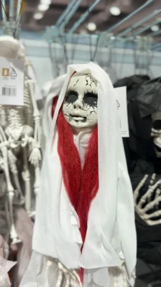 Äntligen dags för Halloween 👻 Våra butiker har laddat upp med pynt, dekor, utklädnad, låtsasblod, smink och allt du kan tänkas behöva för en riktigt lyckad Halloweenhelg 🎃

Välkomna in till oss - hos Lekia och Panduro hittar du produkterna i videon ☠️ 

#kvarteretigor #västeråsbästacityshopping #västeråscity #västerås